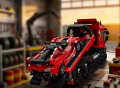 Model lawety z klocków w profesjonalnym warsztacie z mechaniczną obniżoną rampą przygotowaną do załadunku